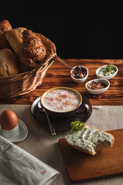 Frühstück mit Kaffee und Gipfeli